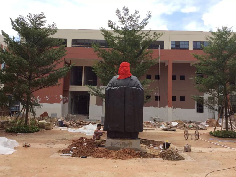 深圳大学师范学院附属板田学校人物雕塑(图1) 深圳大学师范学院附属板田学校人物雕塑(图1)