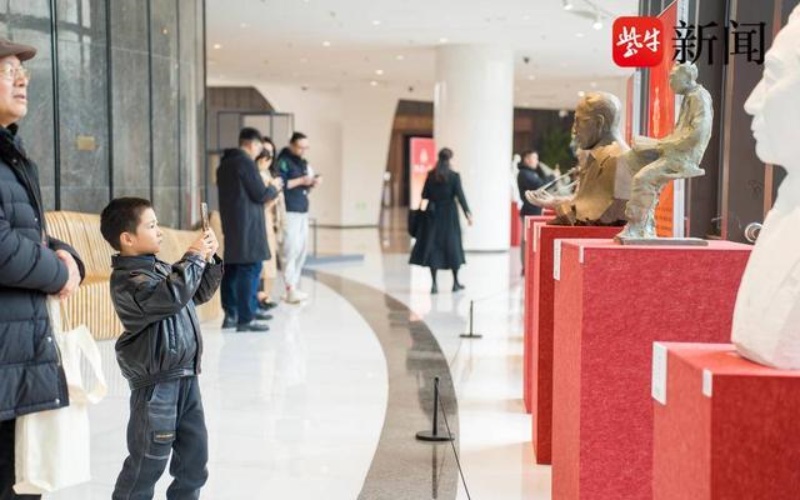 为时代留丰碑!致敬“两弹一星”功勋奖章获得者主题雕塑创作展开幕(图6) 为时代留丰碑!致敬“两弹一星”功勋奖章获得者主题雕塑创作展开幕(图6)