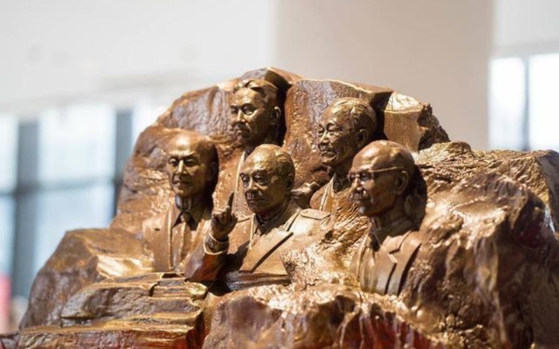 为时代留丰碑!致敬“两弹一星”功勋奖章获得者主题雕塑创作展开幕(图11) 为时代留丰碑!致敬“两弹一星”功勋奖章获得者主题雕塑创作展开幕(图11)